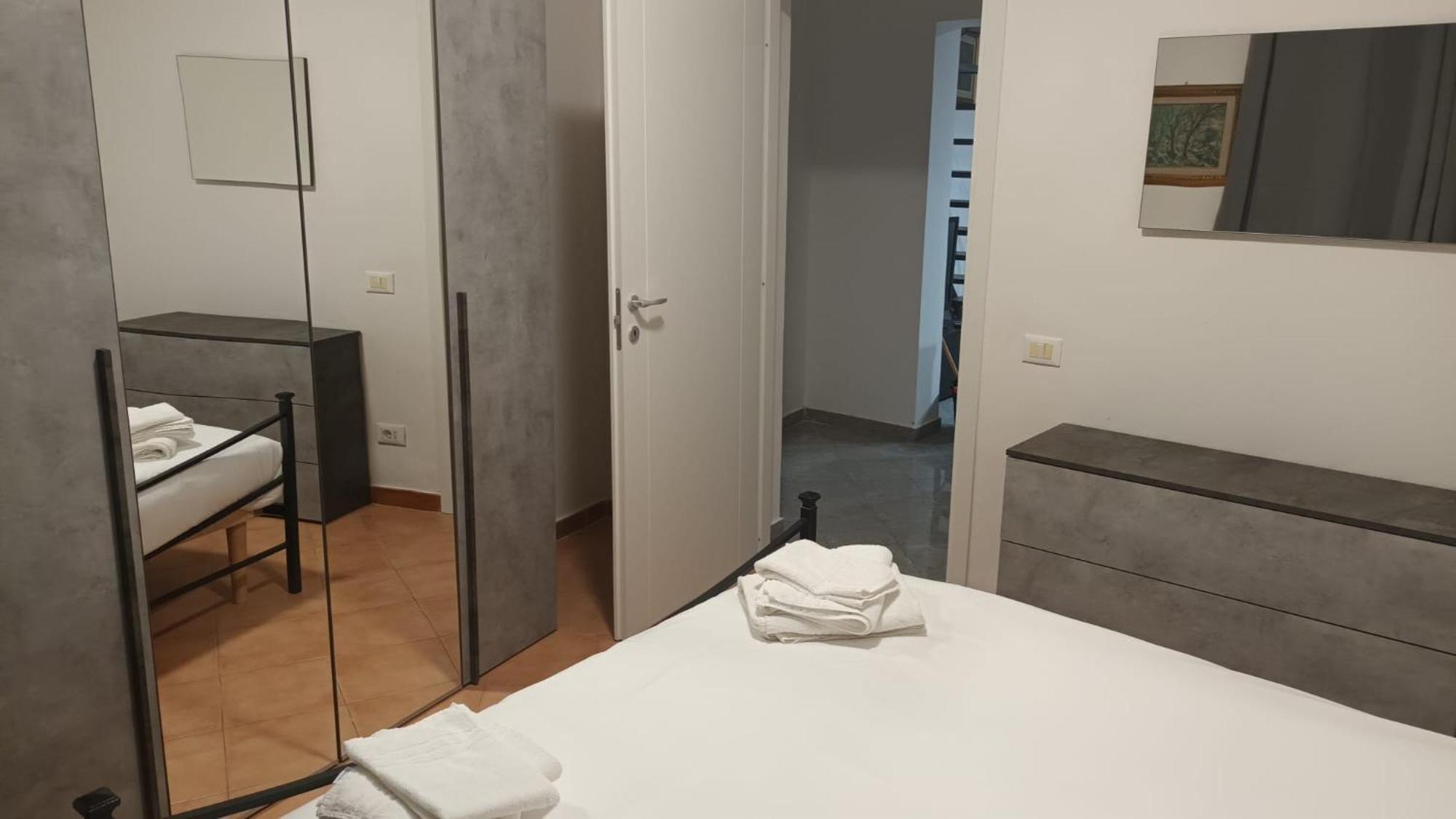 Casa N 2 Con Parcheggio Privato E Colonnina Ricarica Apartman Livorno Kültér fotó